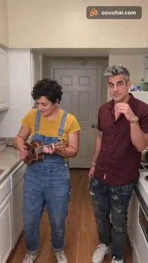 Dos personas generadas con IA tocan el ukelele y cantan en una cocina, siguiendo los movimientos de referencia
